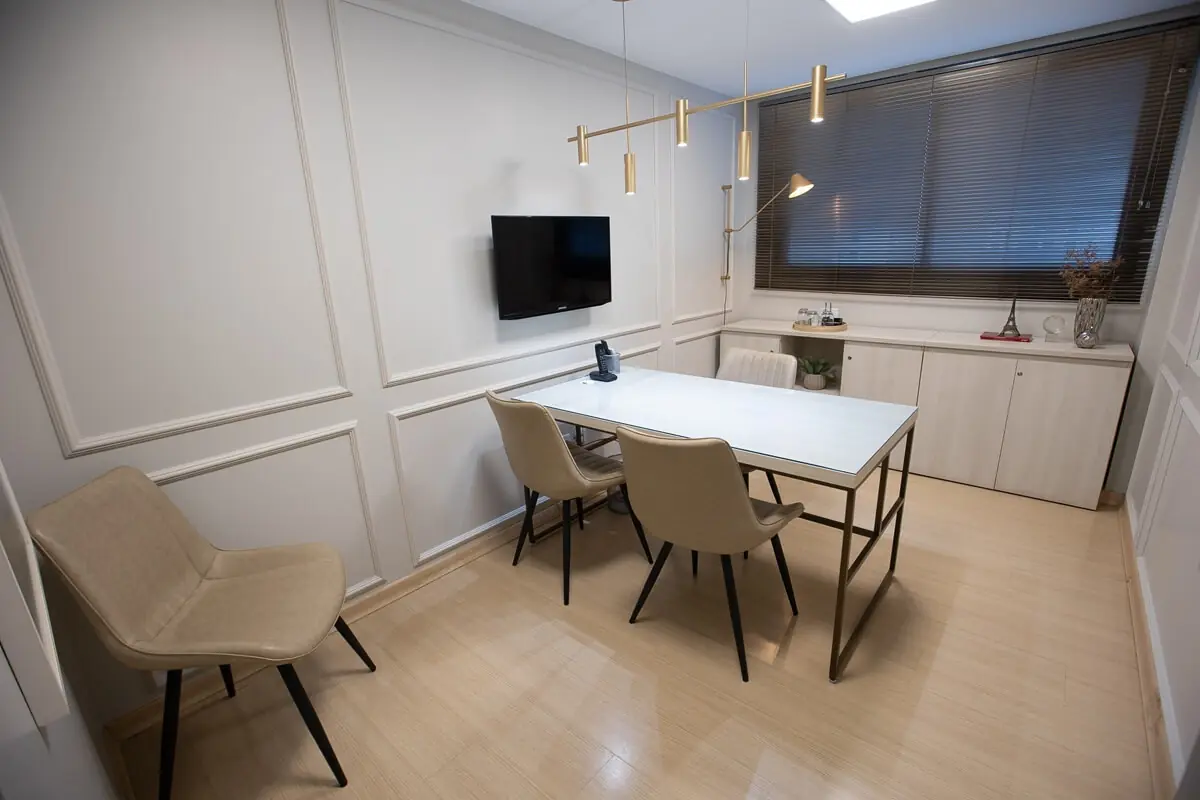Sala moderna com iluminação dourada – Prime Business Centers
